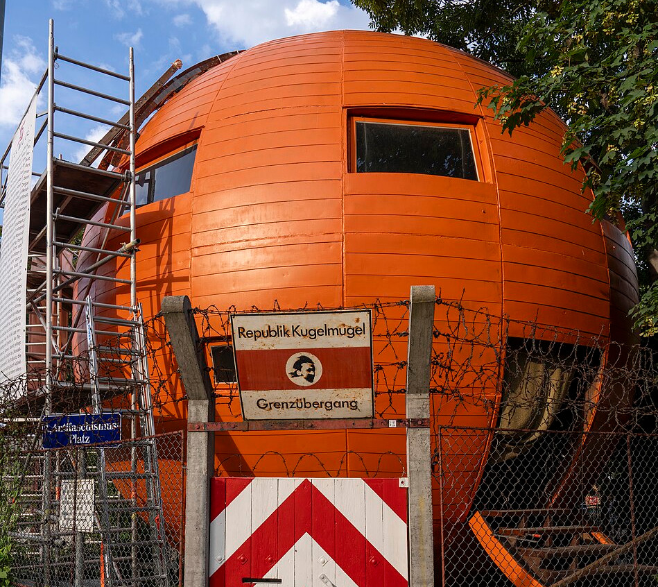Alt4You: Wikipedia page on Kugelmugel, the autonomous spherical republic